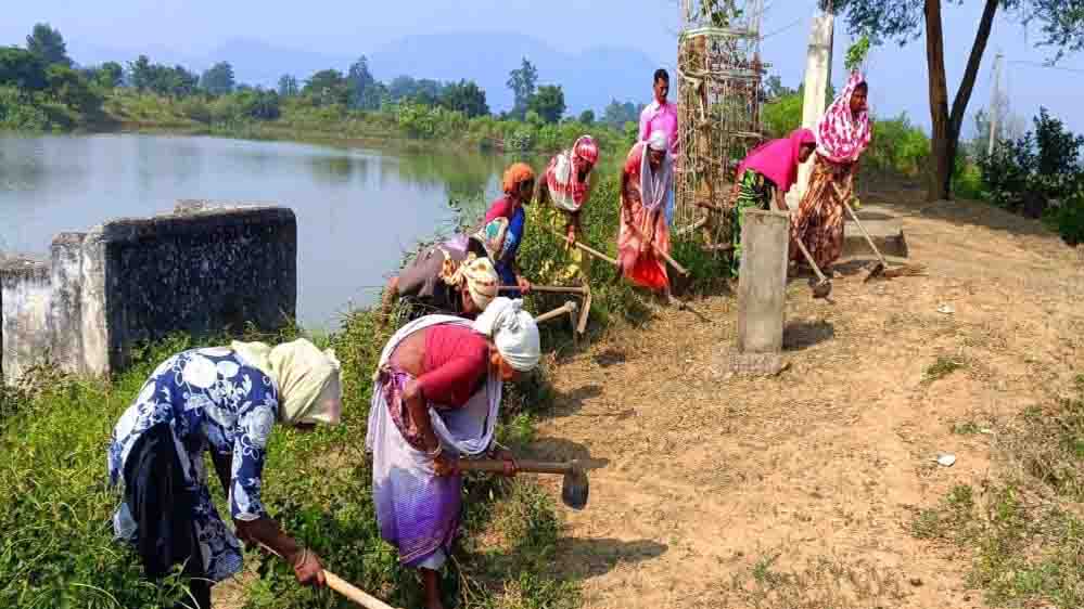 माटी में रोजगार- प्रतिदिन 300 रुपए की मजदूरी से श्रमिक परिवारों को मिला मजबूत आर्थिक आधार, पलायन पर लगी रोक