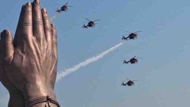 वाराणसी में गंगा की लहरों के ऊपर आसमान में गूंजा भारतीय वायुसेना का शौर्य, राफेल-सुखोई के करतबों से रोमांचित हुए दर्शक