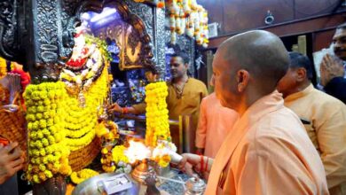 मुख्यमंत्री योगी आदित्यनाथ ने बाबा कालभैरव और बाबा विश्वनाथ का किया दर्शन-पूजन