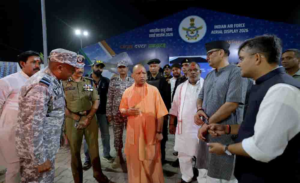 प्रधानमंत्री मोदी के आगमन और एयर शो के मद्देनजर मुख्यमंत्री योगी ने तैयारियों की समीक्षा की