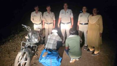 आबकारी ने मोटरसाइकिल पर शराब ले जाते हुए दो आरोपियों को पकड़ा आबकारी ने मोटरसाइकिल पर शराब ले जाते हुए दो आरोपियों को पकड़ा