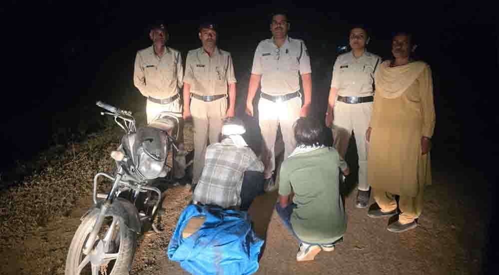 आबकारी ने मोटरसाइकिल पर शराब ले जाते हुए दो आरोपियों को पकड़ा आबकारी ने मोटरसाइकिल पर शराब ले जाते हुए दो आरोपियों को पकड़ा