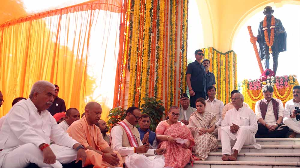 मुख्यमंत्री ने राष्ट्रपिता महात्मा गांधी की प्रतिमा पर किया पुष्पार्चन