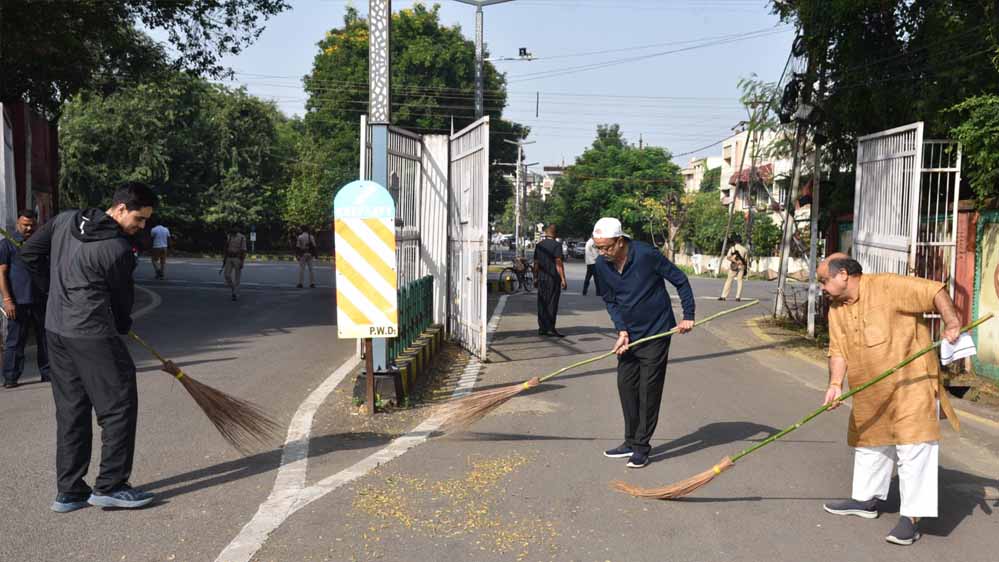 राज्यपाल डेका ने गांधी जयंती पर की साफ-सफाई राज्यपाल डेका ने गांधी जयंती पर की साफ-सफाई