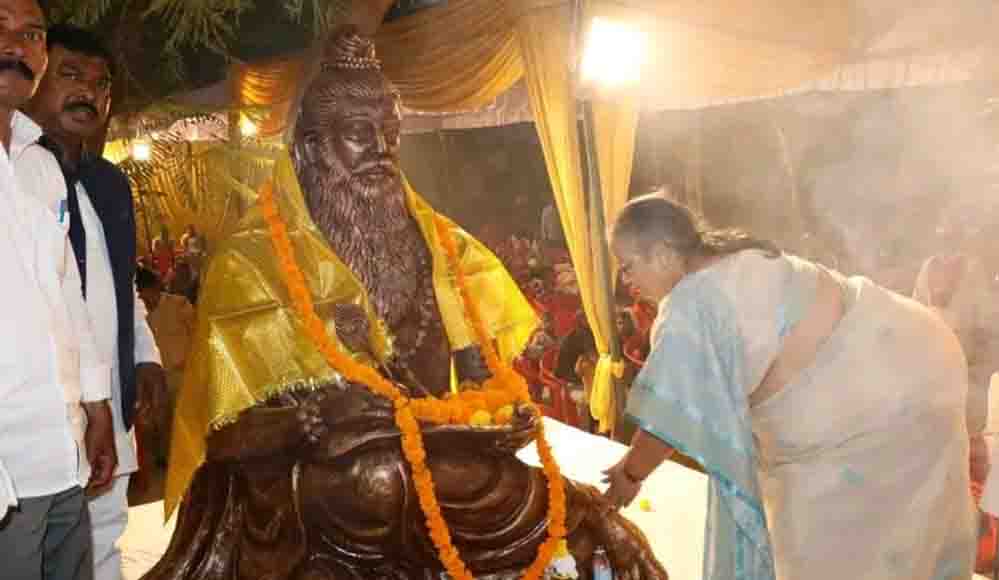 योगी सरकार में महर्षि वाल्मीकि के आदर्शों का सम्मान, लखनऊ में गोमती तट पर स्थापित हुई प्रतिमा योगी सरकार में महर्षि वाल्मीकि के आदर्शों का सम्मान, लखनऊ में गोमती तट पर स्थापित हुई प्रतिमा