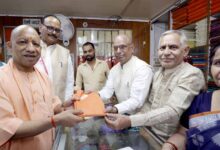 मुख्यमंत्री ने गांधी जयंती पर खादी आश्रम से की खरीदारी