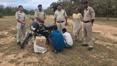 आबकारी ने तीन अलग अलग स्थानों से मोटरसाइकिल सहित चार आरोपियों से अवैध शराब पकड़ी