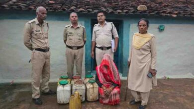 आबकारी ने कल्दा में भारी मात्रा में कच्ची शराब और महुआ लाहन पकड़ा