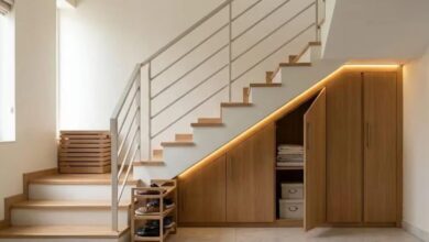 वास्तु टिप्स: भूलकर भी सीढ़ियों के नीचे न बनवाएं ये 3 चीजें, घर में आ सकती है नकारात्मक ऊर्जा