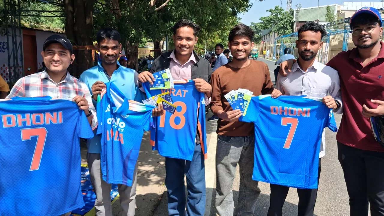 भारत-वेस्टइंडीज T20: टिकट के लिए रात से जुटी भीड़, JSCA स्टेडियम के बाहर उमड़ा फैंस का सैलाब