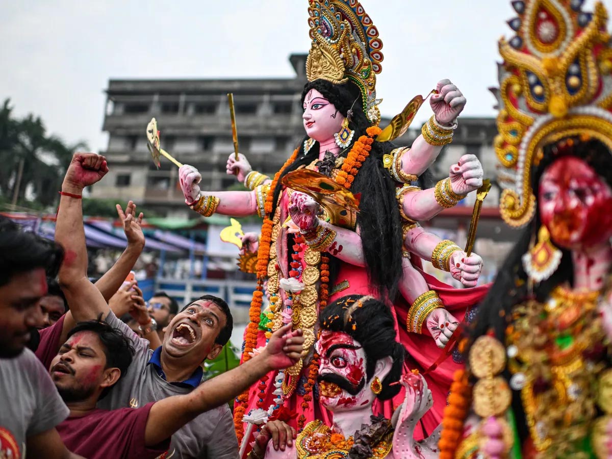 बांग्लादेश में इस बार धूमधाम से मनी दुर्गा पूजा, हिंदू समुदाय ने सरकार की सुरक्षा व्यवस्था को सराहा बांग्लादेश में इस बार धूमधाम से मनी दुर्गा पूजा, हिंदू समुदाय ने सरकार की सुरक्षा व्यवस्था को सराहा
