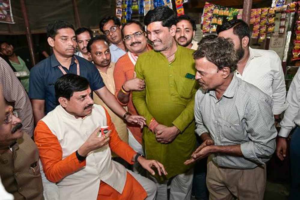 मुख्यमंत्री डॉ. यादव ने बरेला में सड़क किनारे लगी दुकान पर पी चाय मुख्यमंत्री डॉ. यादव ने बरेला में सड़क किनारे लगी दुकान पर पी चाय