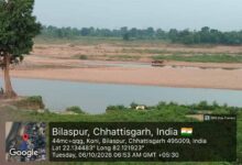 चालू है न्यायधानी में अवैध रेत खनन का कारोबार! नदी में दिनदहाड़े चल रहे ट्रैक्टर, प्रशासन की निगरानी पर उठे सवाल