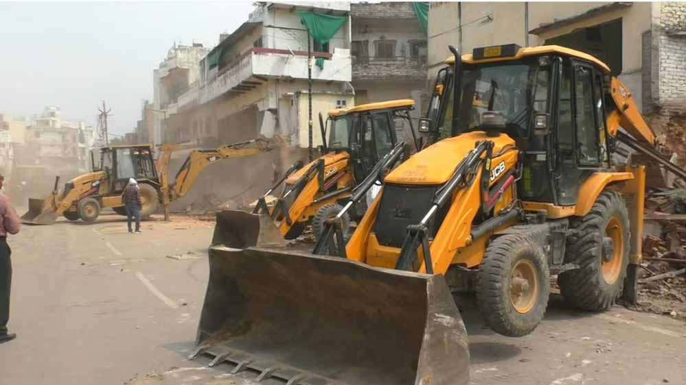 वाराणसी में सड़क चौड़ीकरण के लिए बड़ा बुलडोजर एक्शन, मुस्लिम बहुल इलाके में 10 भवन ध्वस्त