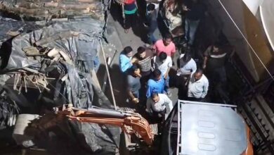 जबलपुर में 100 साल पुराना मकान भरभराकर गिरा, मलबे में फंसे लोगों का रेस्क्यू