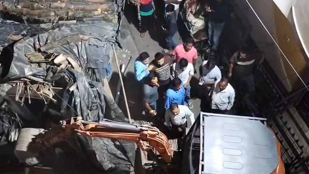 जबलपुर में 100 साल पुराना मकान भरभराकर गिरा, मलबे में फंसे लोगों का रेस्क्यू