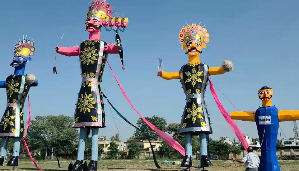 मुजफ्फरनगर में रावण के साथ जलना था 30 फुट का कॉकरोच, पुलिस की बातचीत के बाद बदला नाम मुजफ्फरनगर में रावण के साथ जलना था 30 फुट का कॉकरोच, पुलिस की बातचीत के बाद बदला नाम