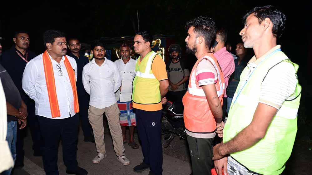 कवर्धा-बेमेतरा मार्ग पर पशुओं को देख उप मुख्यमंत्री विजय शर्मा ने अधिकारियों को लगाई फटकार कवर्धा-बेमेतरा मार्ग पर पशुओं को देख उप मुख्यमंत्री विजय शर्मा ने अधिकारियों को लगाई फटकार