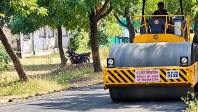 धार में बिना भूमिपूजन-प्रचार छह घंटे में सुधरा अस्पताल का जर्जर रास्ता, समाजसेवियों ने कराया डामरीकरण