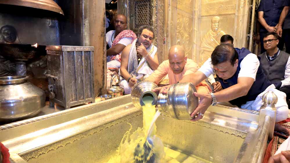 मुख्यमंत्री योगी और असम के मुख्यमंत्री हिमंता ने काशी कोतवाल और बाबा विश्वनाथ का किया दर्शन-पूजन मुख्यमंत्री योगी और असम के मुख्यमंत्री हिमंता ने काशी कोतवाल और बाबा विश्वनाथ का किया दर्शन-पूजन