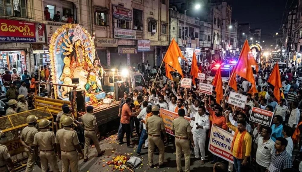 हैदराबाद में दुर्गा विसर्जन जुलूस पर अंडा फेंकने से बवाल, विरोध-प्रदर्शन के बाद बढ़ा तनाव हैदराबाद में दुर्गा विसर्जन जुलूस पर अंडा फेंकने से बवाल, विरोध-प्रदर्शन के बाद बढ़ा तनाव