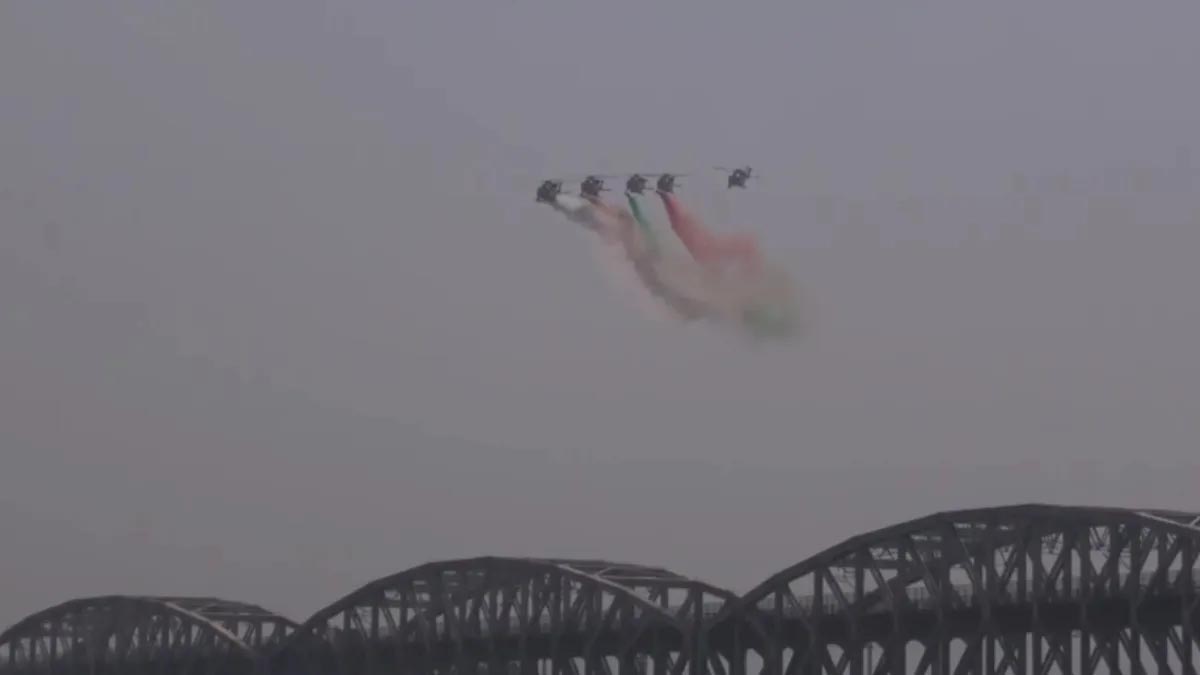 वाराणसी एयर शो में विमानों की गर्जना से गूंजा गंगा तट, करतब देखने छतों पर उमड़ी भीड़