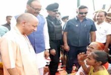 योगी सरकार के निर्देश पर लखनऊ के बाढ़ प्रभावित क्षेत्रों में राहत कार्य युद्धस्तर पर जारी