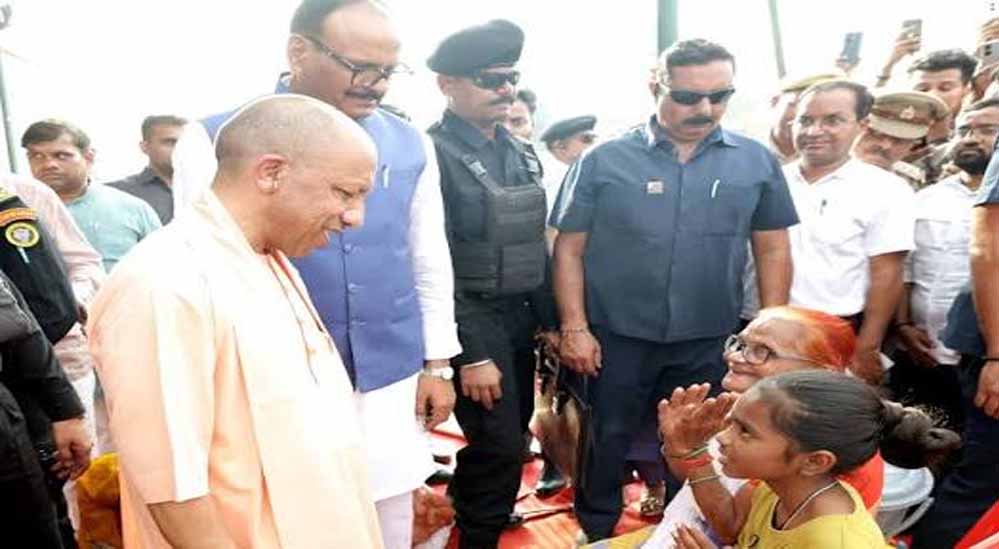 योगी सरकार के निर्देश पर लखनऊ के बाढ़ प्रभावित क्षेत्रों में राहत कार्य युद्धस्तर पर जारी