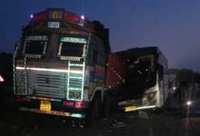 रायपुर-बिलासपुर हाईवे पर भीषण हादसा, खड़े ट्रक से टकराई बस; 5 की मौत, 14 घायल  2. छत्तीसगढ़ में दर्दनाक सड़क हादसा: ट्रक से भिड़ी बस, पांच लोगों की मौत, 14 घायल  3. रायपुर-बिलासपुर मार्ग पर मौत का मंजर, बस-ट्रक की टक्कर में 5 की जान गई, 14 घायल
