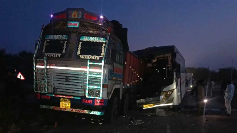 रायपुर-बिलासपुर हाईवे पर भीषण हादसा, खड़े ट्रक से टकराई बस; 5 की मौत, 14 घायल 2. छत्तीसगढ़ में दर्दनाक सड़क हादसा: ट्रक से भिड़ी बस, पांच लोगों की मौत, 14 घायल 3. रायपुर-बिलासपुर मार्ग पर मौत का मंजर, बस-ट्रक की टक्कर में 5 की जान गई, 14 घायल रायपुर-बिलासपुर हाईवे पर भीषण हादसा, खड़े ट्रक से टकराई बस; 5 की मौत, 14 घायल 2. छत्तीसगढ़ में दर्दनाक सड़क हादसा: ट्रक से भिड़ी बस, पांच लोगों की मौत, 14 घायल 3. रायपुर-बिलासपुर मार्ग पर मौत का मंजर, बस-ट्रक की टक्कर में 5 की जान गई, 14 घायल