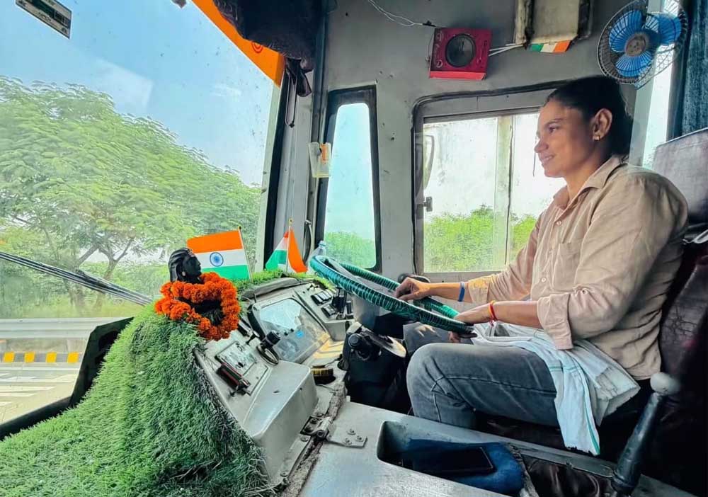 शक्ति स्वरूपा सोनू ने परंपरा तोड़कर संभाला बस का स्टीयरिंग