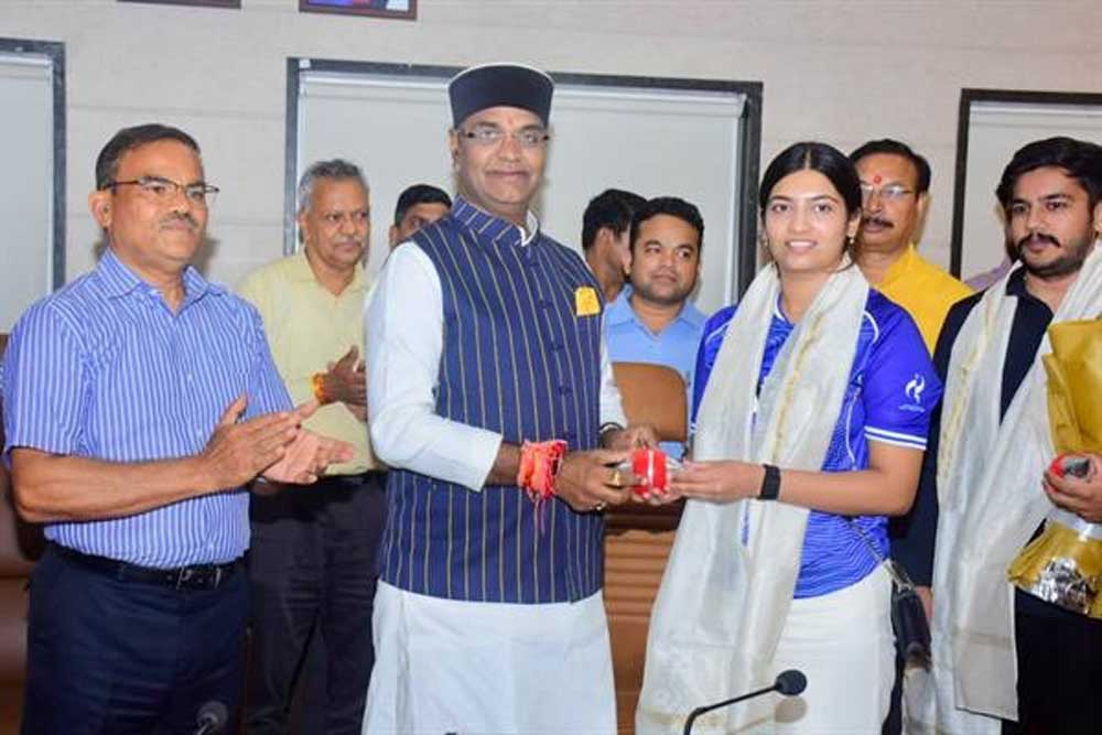 एशियन गेम्स पदक विजेता आशी-ऐश्वर्य से मिले मंत्री सारंग, बोले- 6 साल की उम्र से तराशेंगे खेल प्रतिभाएं