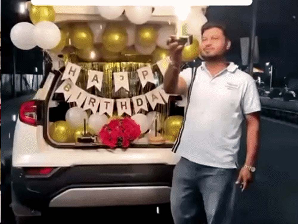 CG में नायब तहसीलदार का सड़क पर आतिशबाजी के साथ बर्थडे सेलिब्रेशन CG में नायब तहसीलदार का सड़क पर आतिशबाजी के साथ बर्थडे सेलिब्रेशन