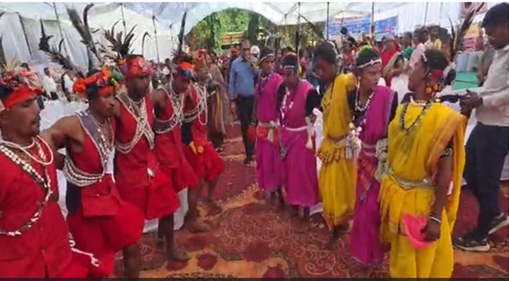 सेवा संकल्प अभियान में कलेक्टर ने ग्रामीणों संग किया मांदरी नृत्य