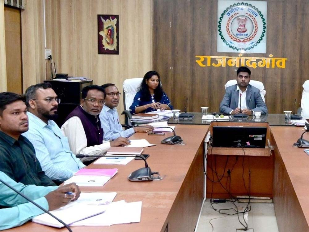 राजस्व प्रकरणों के निराकरण में राजनांदगांव जिला सबसे आगे, समय पर मामलों के निपटारे में बनाई बढ़त राजस्व प्रकरणों के निराकरण में राजनांदगांव जिला सबसे आगे, समय पर मामलों के निपटारे में बनाई बढ़त
