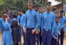 शिक्षक की मांग को लेकर सड़क पर उतरे दृष्टि-श्रवण बाधित स्कूल के बच्चे