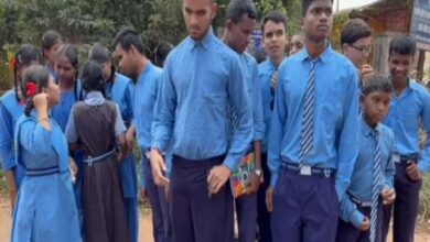 शिक्षक की मांग को लेकर सड़क पर उतरे दृष्टि-श्रवण बाधित स्कूल के बच्चे