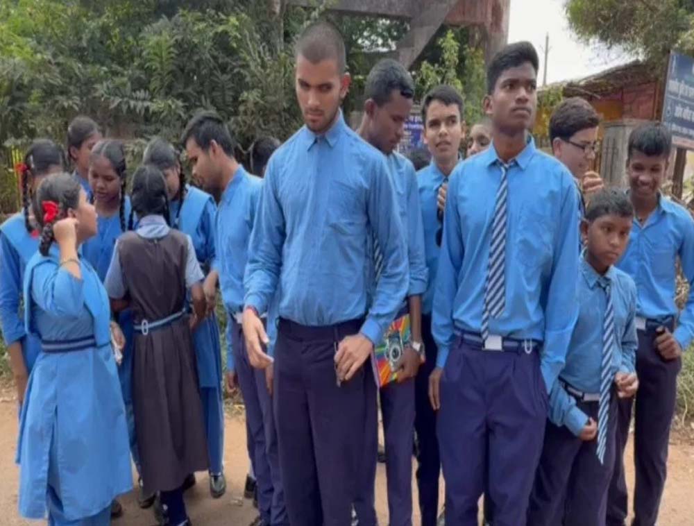 शिक्षक की मांग को लेकर सड़क पर उतरे दृष्टि-श्रवण बाधित स्कूल के बच्चे शिक्षक की मांग को लेकर सड़क पर उतरे दृष्टि-श्रवण बाधित स्कूल के बच्चे