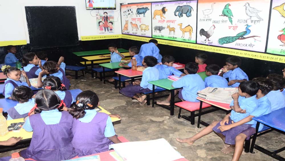 Bilaspur के स्कूलों में संयुक्त संचालक का औचक निरीक्षण, मध्यान्ह भोजन में मिली गड़बड़ी