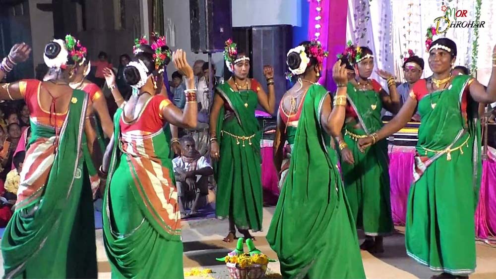 बलौदाबाजार में लोक नर्तक दलों ने सुआ नृत्य से मोहा दर्शकों का मन बलौदाबाजार में लोक नर्तक दलों ने सुआ नृत्य से मोहा दर्शकों का मन