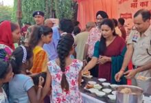 थाना परिसर में पुलिस ने लगाया भंडारा, अफसरों ने खुद बांटा महाप्रसाद