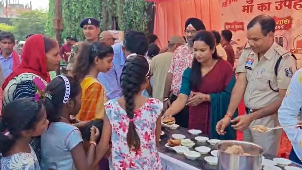 थाना परिसर में पुलिस ने लगाया भंडारा, अफसरों ने खुद बांटा महाप्रसाद