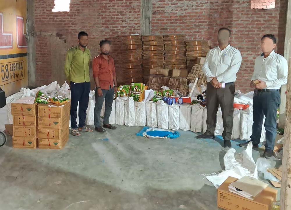 CG News: राजनांदगांव के औंधी में खुले में मिला जहरीले कीटनाशकों का जखीरा, मचा हड़कंप CG News: राजनांदगांव के औंधी में खुले में मिला जहरीले कीटनाशकों का जखीरा, मचा हड़कंप