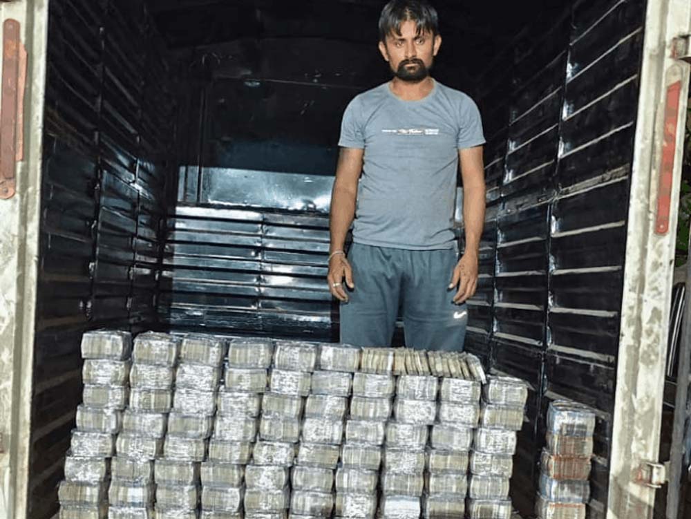 CG में रोजाना ₹60 करोड़ का हवाला कारोबार! 1 लाख रुपये ट्रांसफर करने पर मिलता है ₹2,000 तक कमीशन CG में रोजाना ₹60 करोड़ का हवाला कारोबार! 1 लाख रुपये ट्रांसफर करने पर मिलता है ₹2,000 तक कमीशन