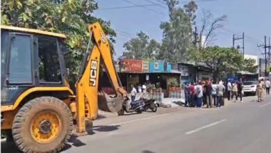 रायपुर में ढाबा तोड़ने पहुंची प्रशासन की टीम, संचालक ने खुद पर पेट्रोल डालकर मचाया हंगामा