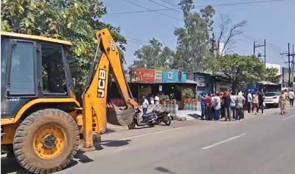 रायपुर में ढाबा तोड़ने पहुंची प्रशासन की टीम, संचालक ने खुद पर पेट्रोल डालकर मचाया हंगामा