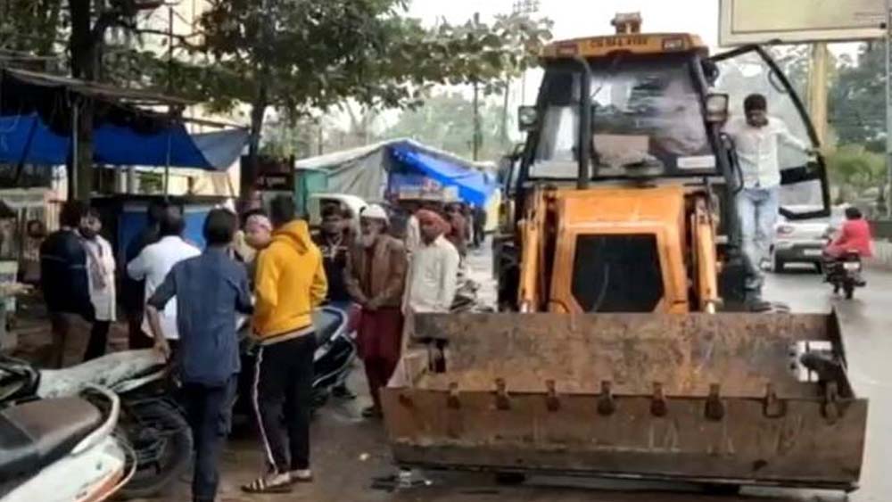 राजनांदगांव में गाय का कटा सिर मिलने पर आरोपी की दुकान पर चला बुलडोजर