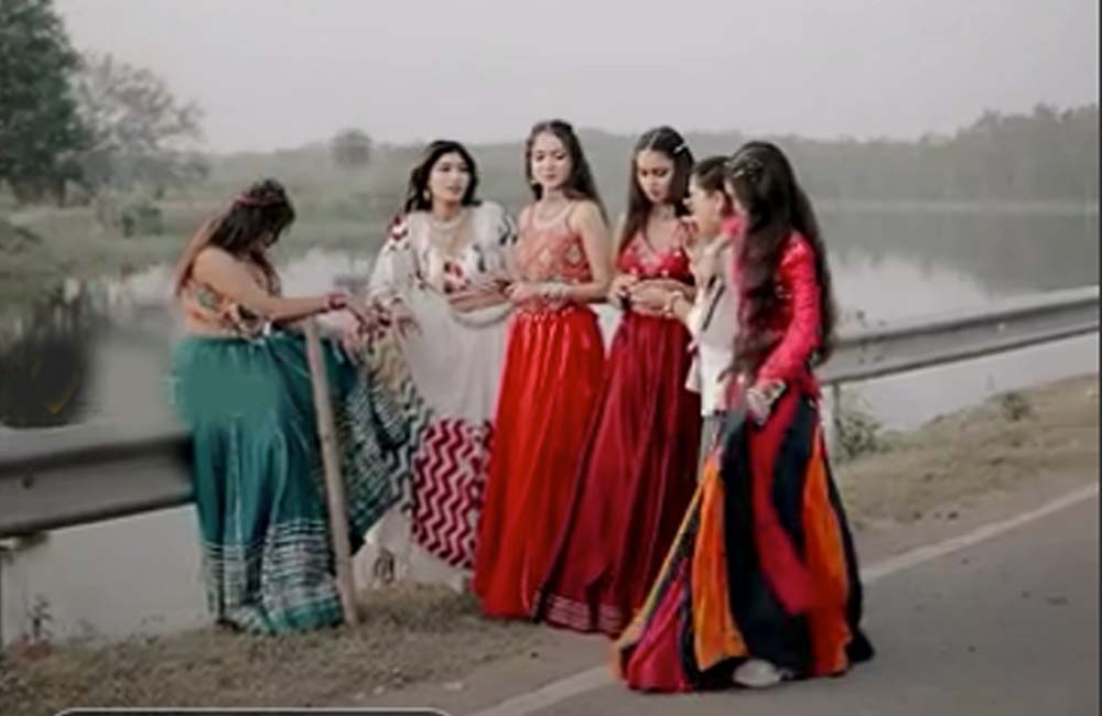 गरबा ड्रेस में सिगरेट और पिस्टल दिखाने का मामला, तीन लड़कियों समेत 9 आरोपी गिरफ्तार गरबा ड्रेस में सिगरेट और पिस्टल दिखाने का मामला, तीन लड़कियों समेत 9 आरोपी गिरफ्तार