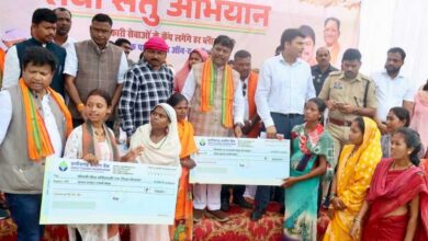 वन मंत्री केदार कश्यप ने हितग्राहियों को सौंपी आवास की चाबी, वनाधिकार पत्र और योजना सहायता