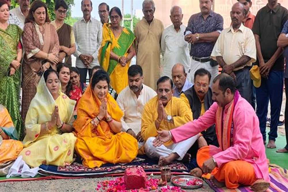 राज्यमंत्री गौर ने विभिन्न विकास कार्यों का किया भूमि पूजन और लोकार्पण